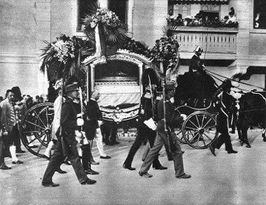 O assassinato de Francisco Ferdinando, herdeiro do trono da Áustria-Hungria, na cidade de Sarajevo, foi considerado o estopim da Primeira Guerra.2