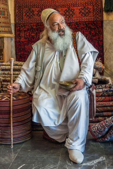 Acima, a imagem de um mestre sufi no mercado da cidade de Isfahan, no Irã *