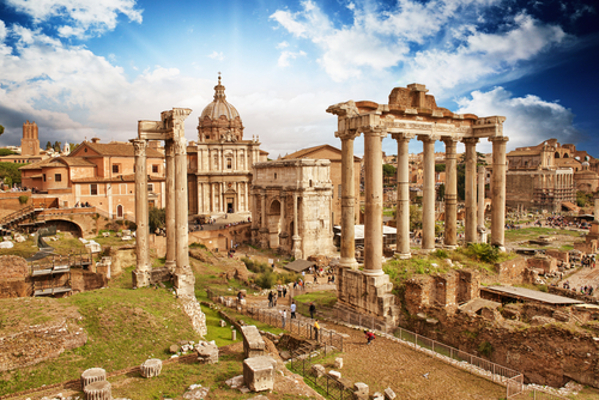 A cidade de Roma tornou-se alvo das invasões bárbaras, o que contribuiu para a queda do Império